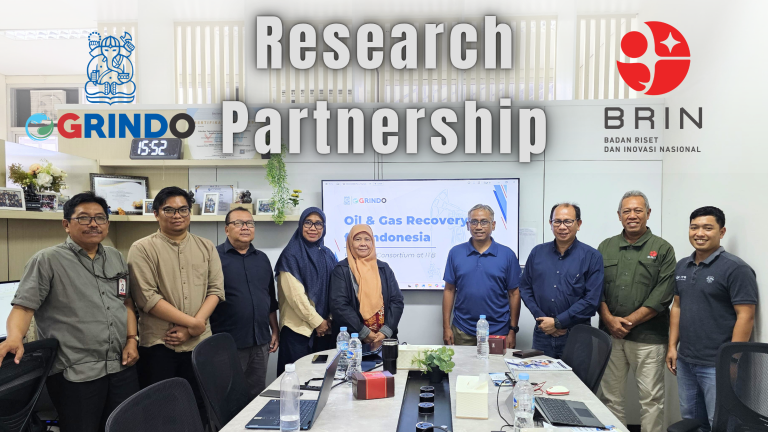 Foto bersama tim OGRINDO ITB dan BRIN pada pertemuan awal inisiasi kemitraan strategis di kampus ITB, menampilkan para peneliti dan perwakilan yang berdiri di ruang rapat dengan layar presentasi bertuliskan “Oil & Gas Recovery for Indonesia.